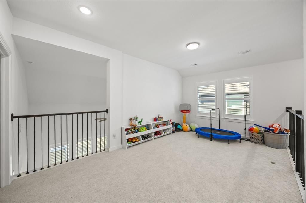 1807 Gateway Lane. Van Alstyne, TX 75495