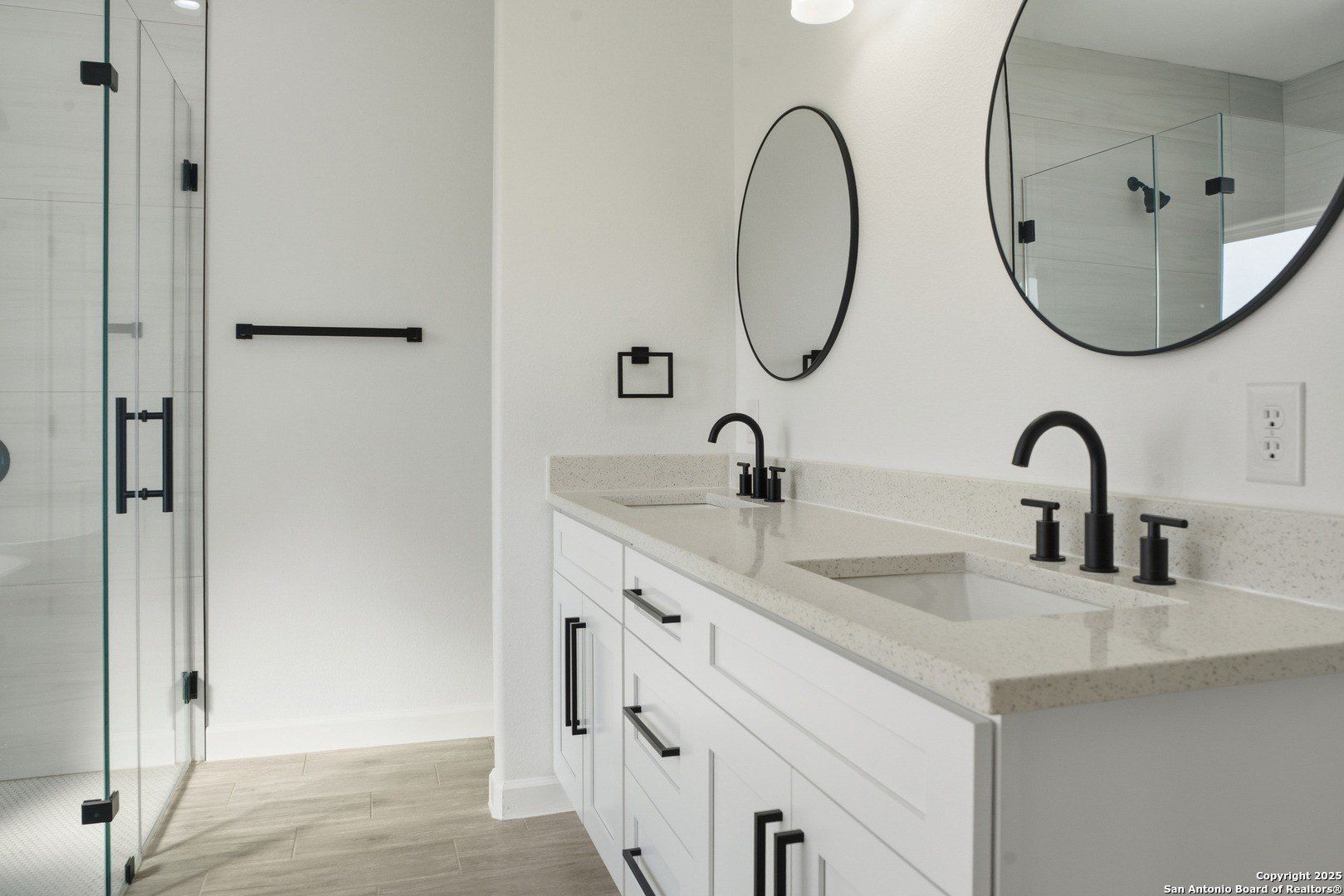 207 Deer Oaks. Lakehills, TX 78063