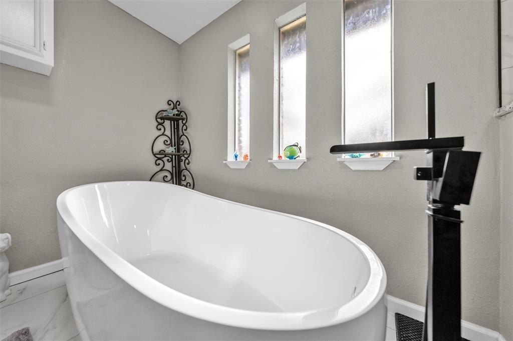 1908 Thousand Oaks Drive. Burleson, TX 76028