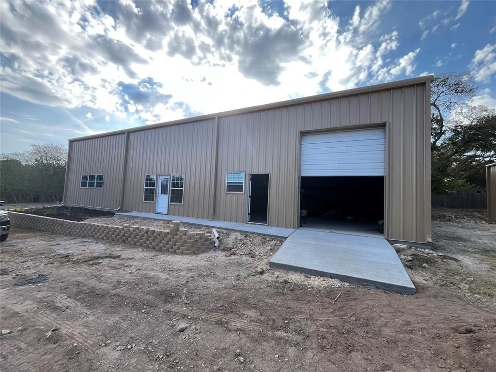 606 Hickory Ridge Road. Manchaca, TX 78652