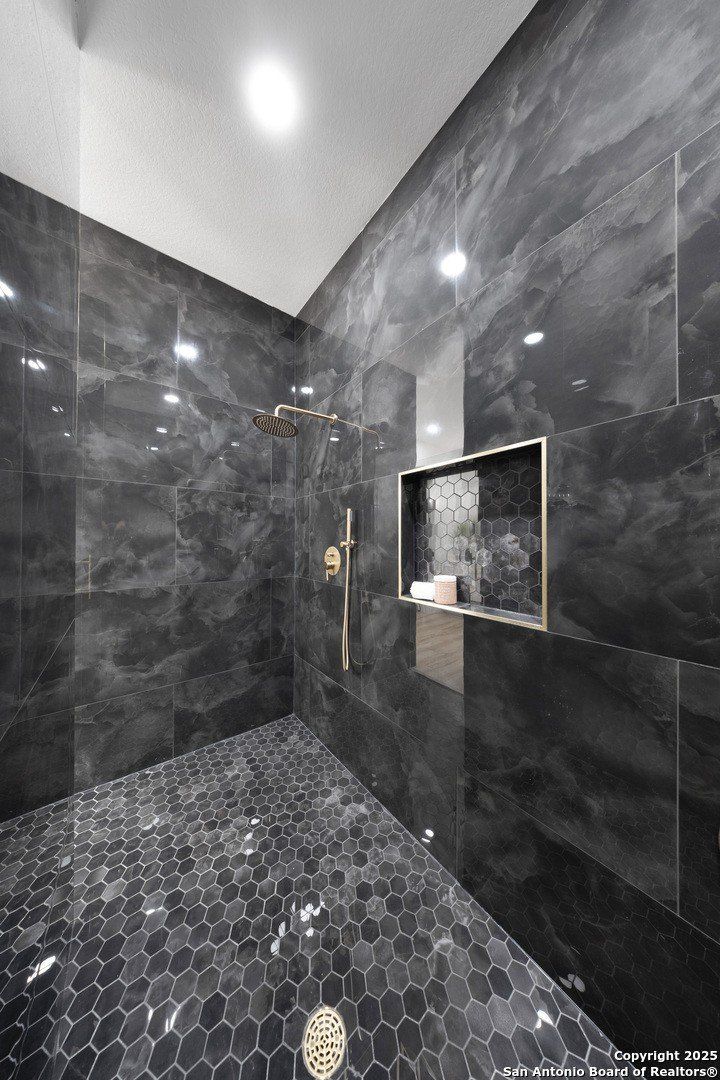 222 Double Creek Loop. Seguin, TX 78155