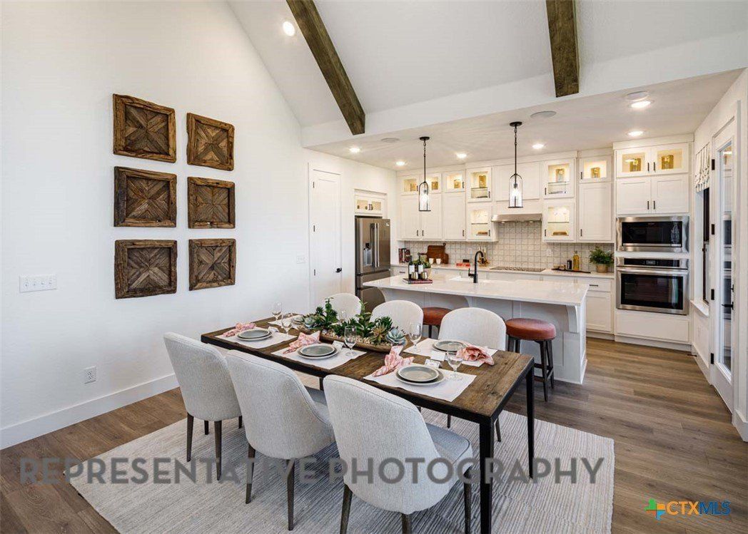 383 White Oak. Castroville, TX 78009