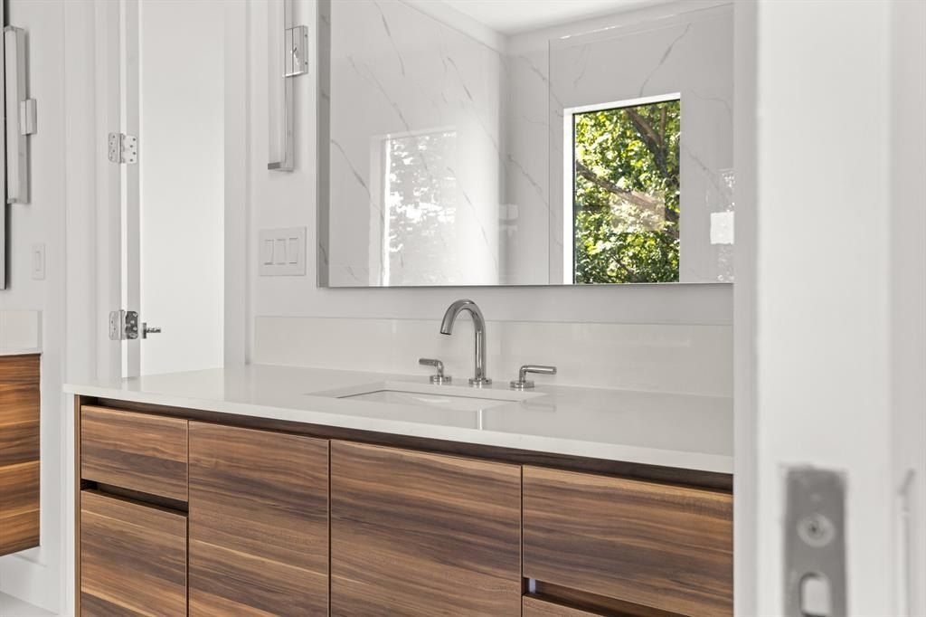 610 N Oak Cliff Boulevard. Dallas, TX 75208