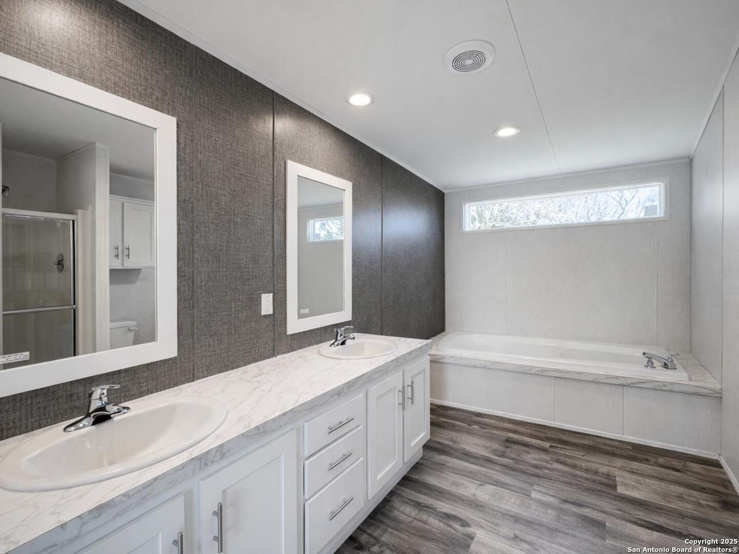 563 Oak Trail. Canyon Lake, TX 78133