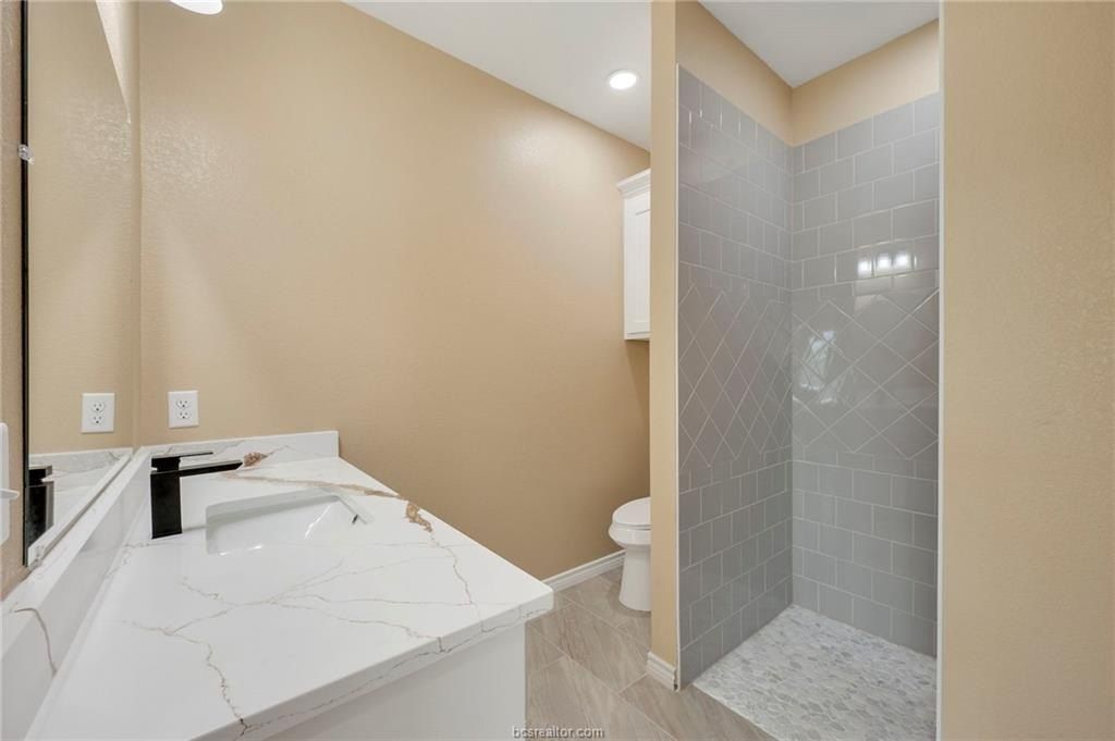 1505 Red Oak Street. Bryan, TX 77803