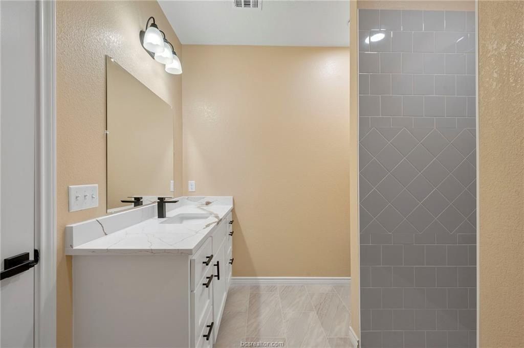 1505 Red Oak Street. Bryan, TX 77803