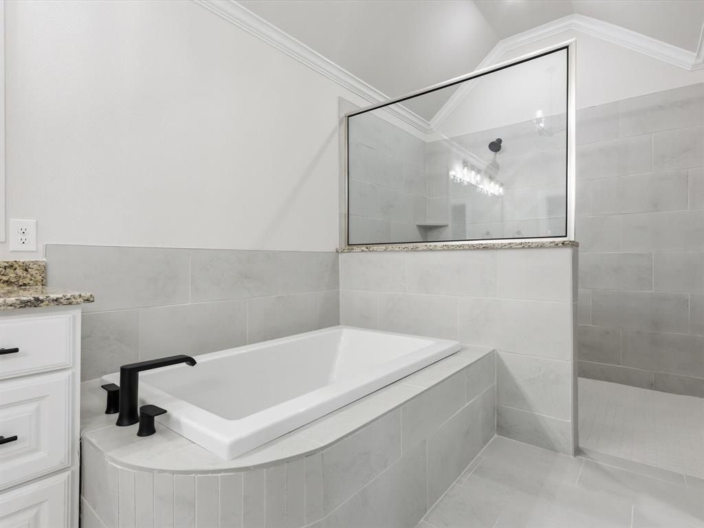 1486 Highland Park Circle. Granbury, TX 76048