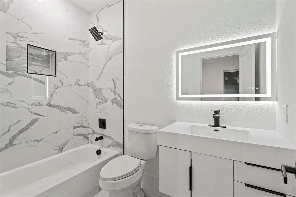 923 Walkway Street. Dallas, TX 75212