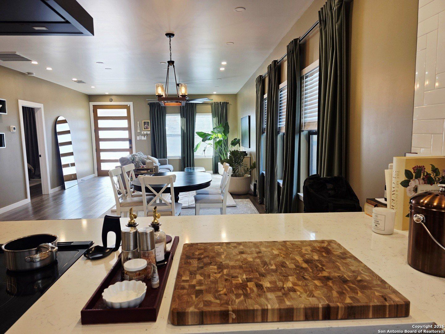 511 E Woodlawn Avenue. San Antonio, TX 78212