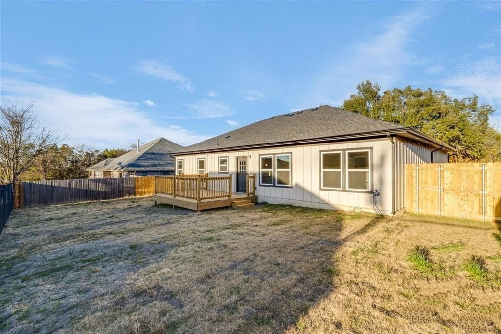 5716 Stonegate. Granbury, TX 76048