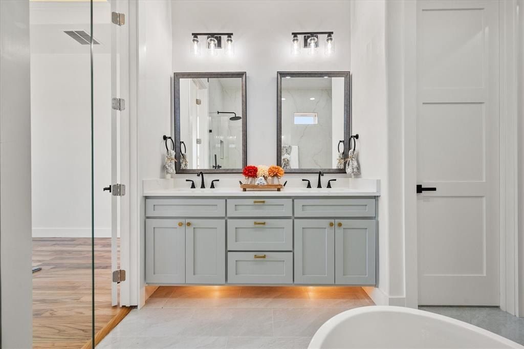 122 Yvonne Street. Red Oak, TX 75154