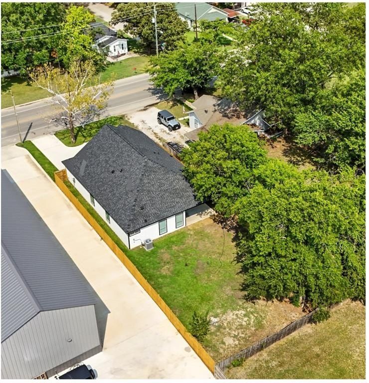 1118 S Grand Avenue. Gainesville, TX 76240