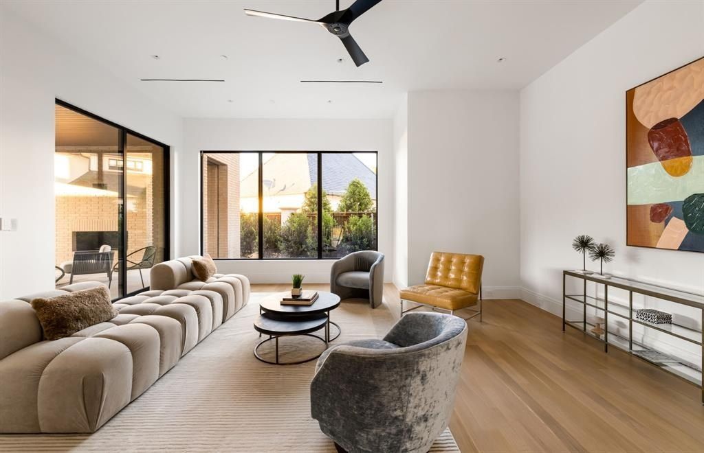 4527 N Lindhurst Avenue. Dallas, TX 75229