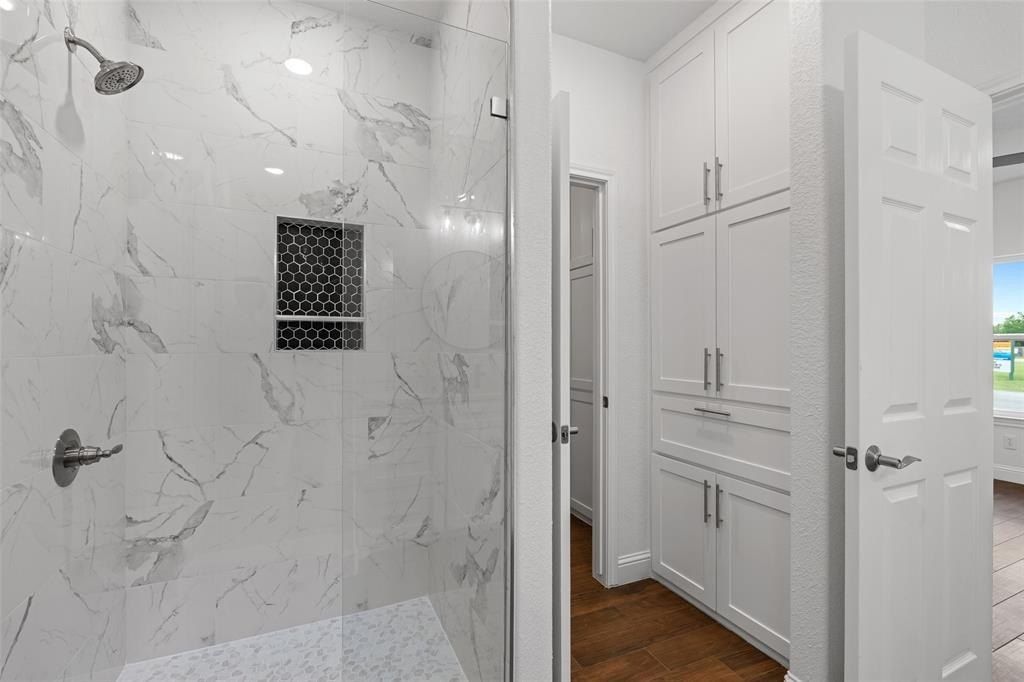 801 Comanche Cove Drive. Granbury, TX 76048