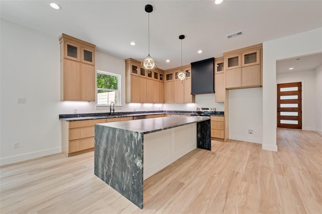 1318 Nokomis Avenue. Dallas, TX 75224