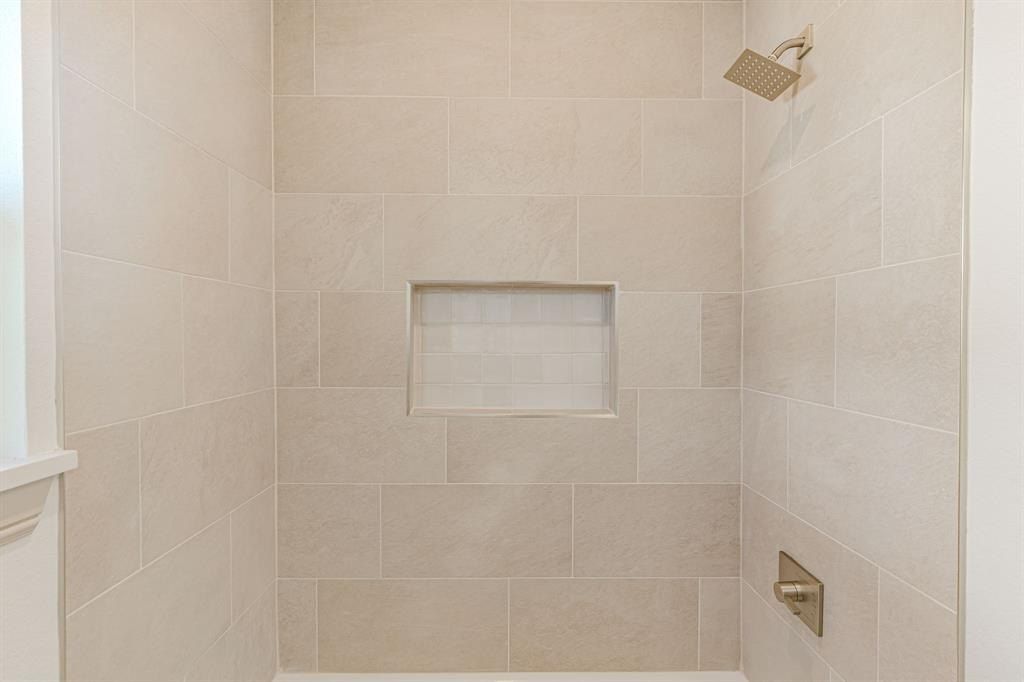 5812 Belaire Circle. Granbury, TX 76048