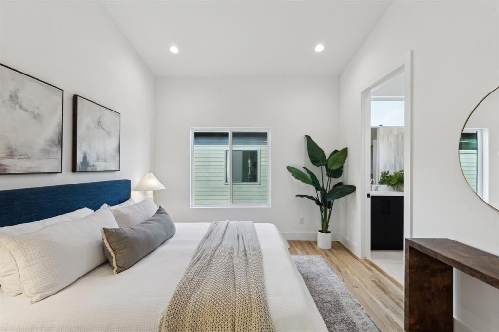 2142 Lovedale Avenue. Dallas, TX 75235