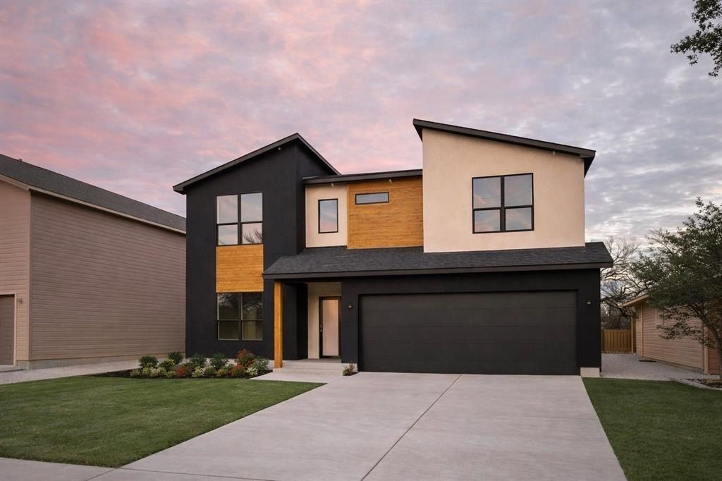 3906 Harlingen Street. Dallas, TX 75212