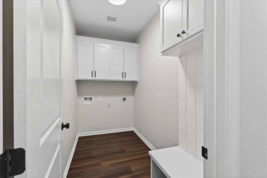 117 Bexar Street. Mabank, TX 75147