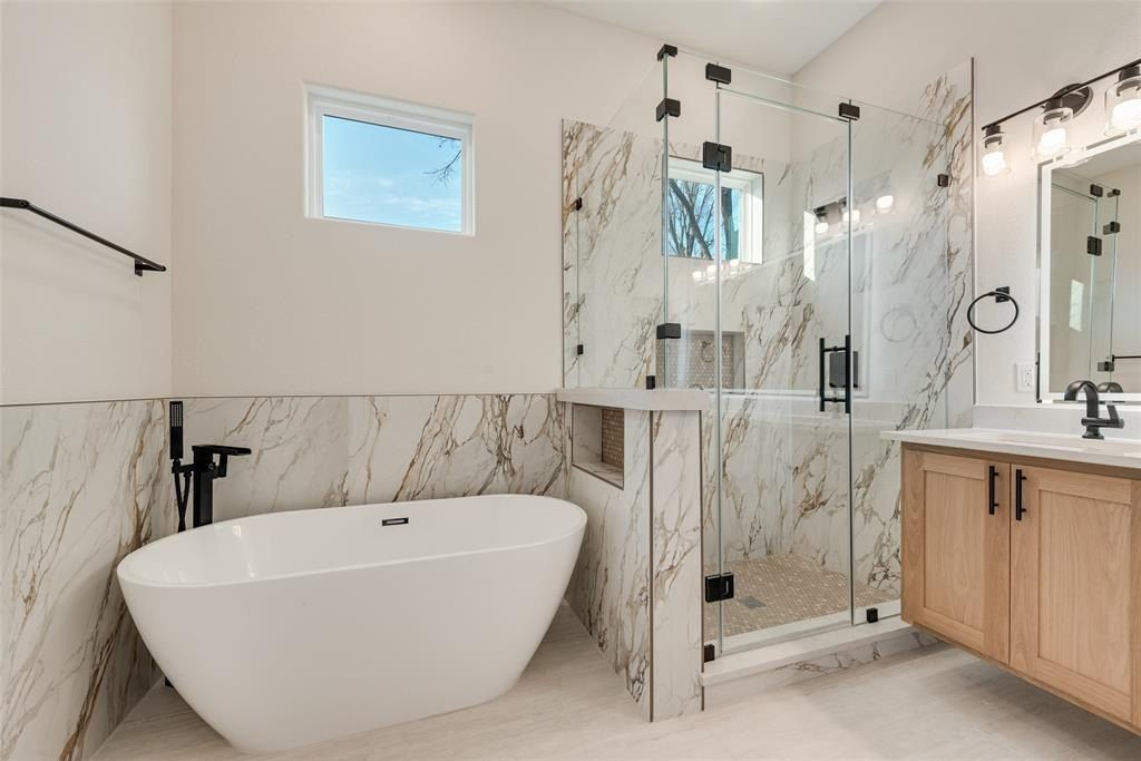 2218 Water Crest Lane. Glenn Heights, TX 75154