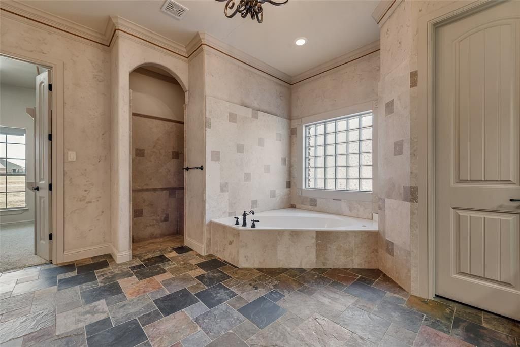 1088 Shadow Lakes Drive. Wills Point, TX 75169