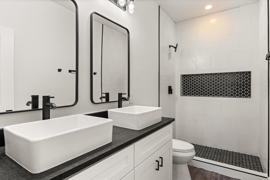 5915 Black Pine Circle. Granbury, TX 76048