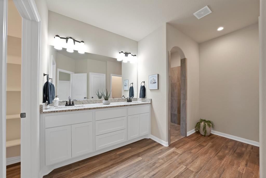 109 Panther Loop. Mabank, TX 75147