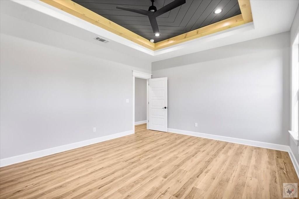 30 Bunker Hill. Hooks, TX 75561