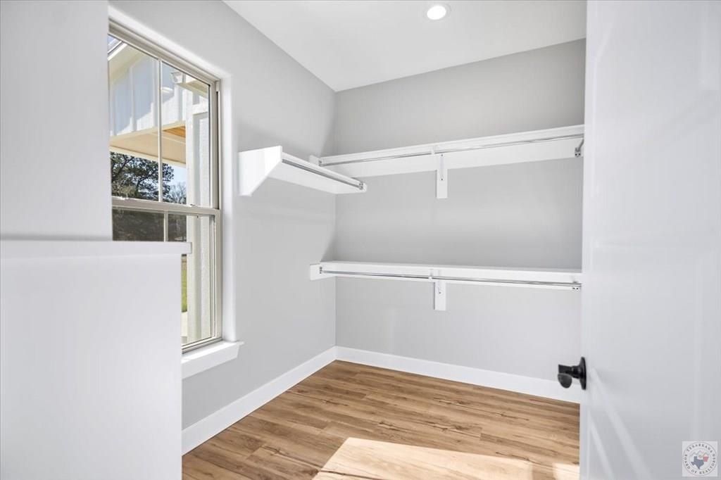 30 Bunker Hill. Hooks, TX 75561