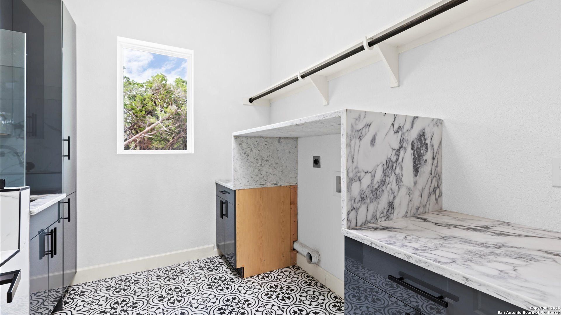 22327 Scenic Loop Rd. San Antonio, TX 78255