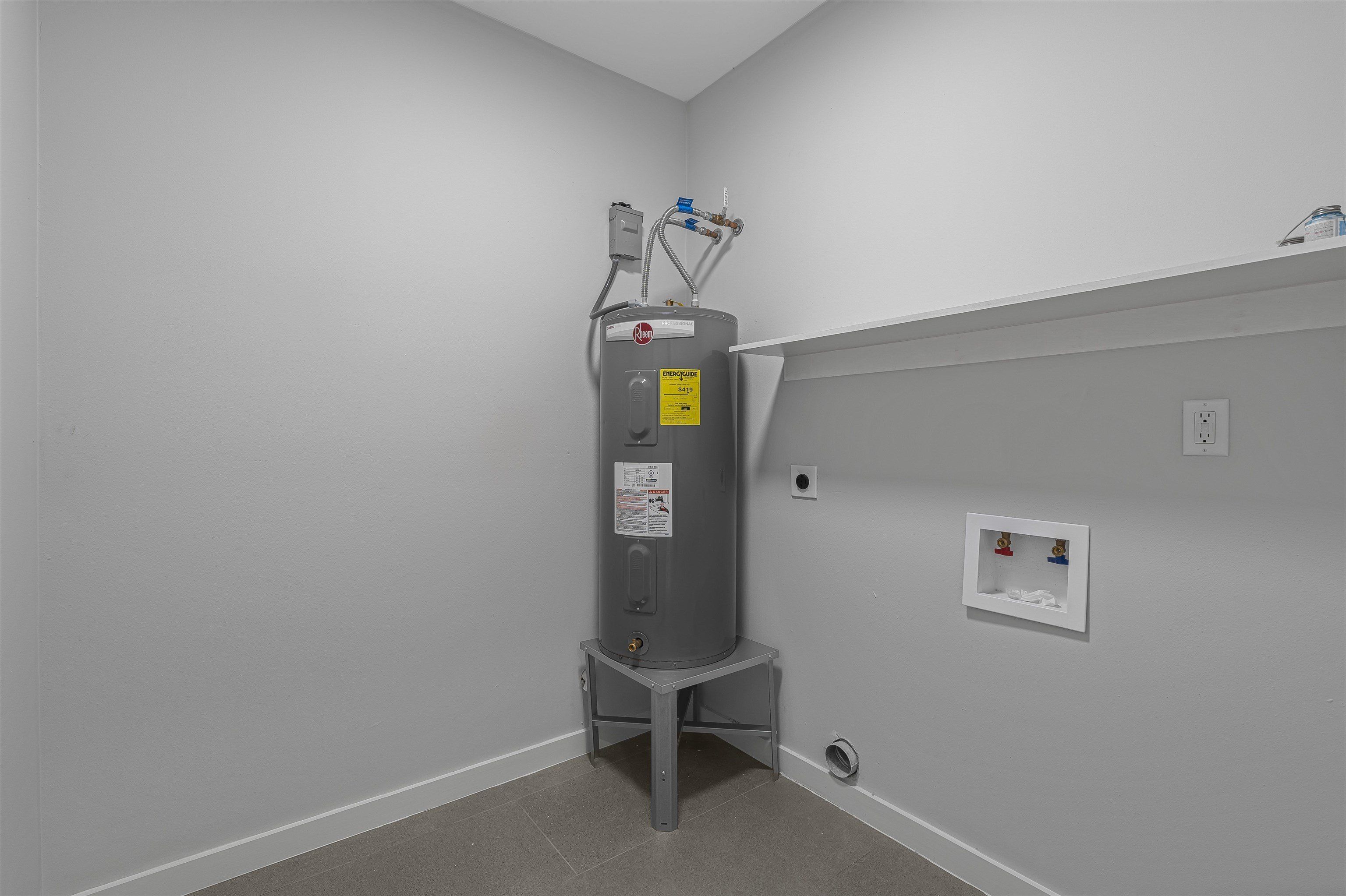 Galicia Lane. Laredo, TX 78046