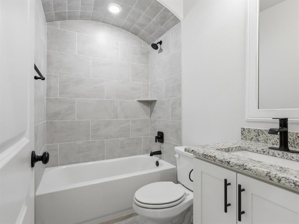 1324 Oleander Drive. Tolar, TX 76476