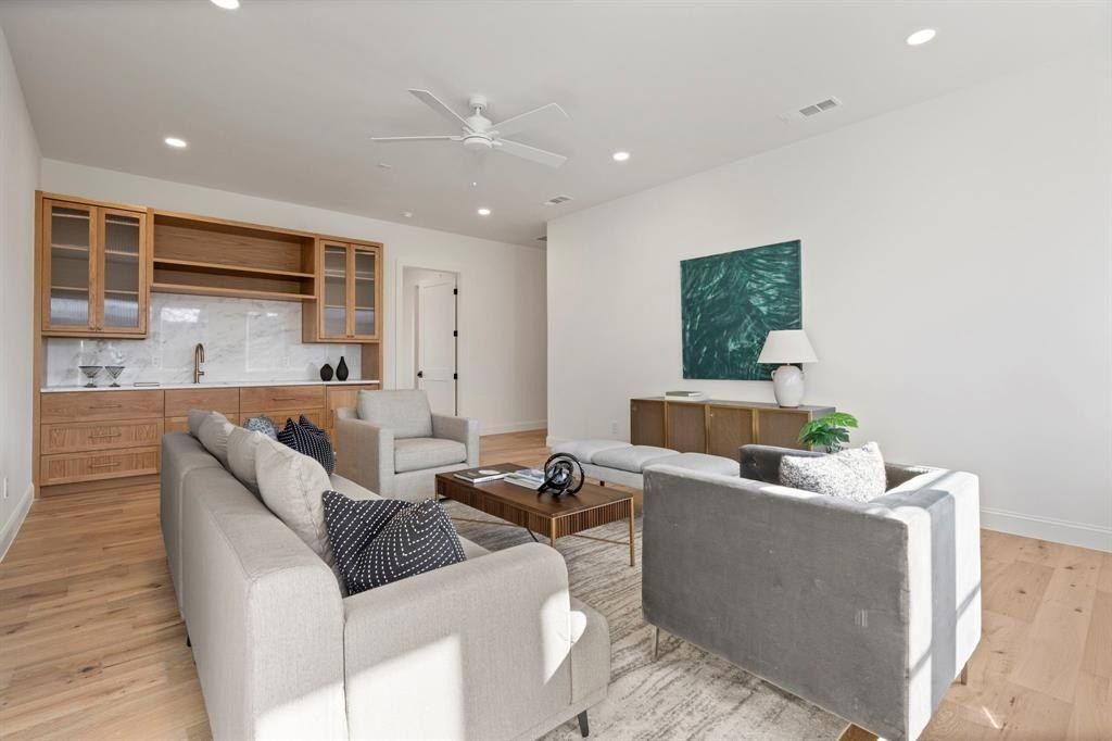 6321 Belmont Avenue. Dallas, TX 75214