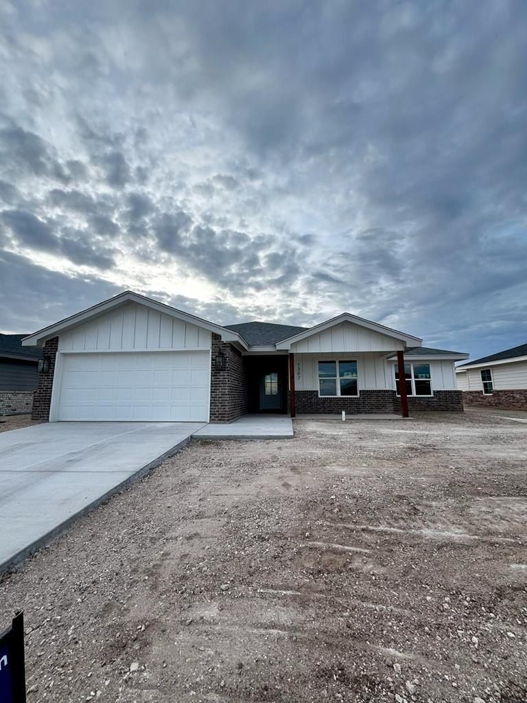1307 Johnny Lane. San Angelo, TX 76905