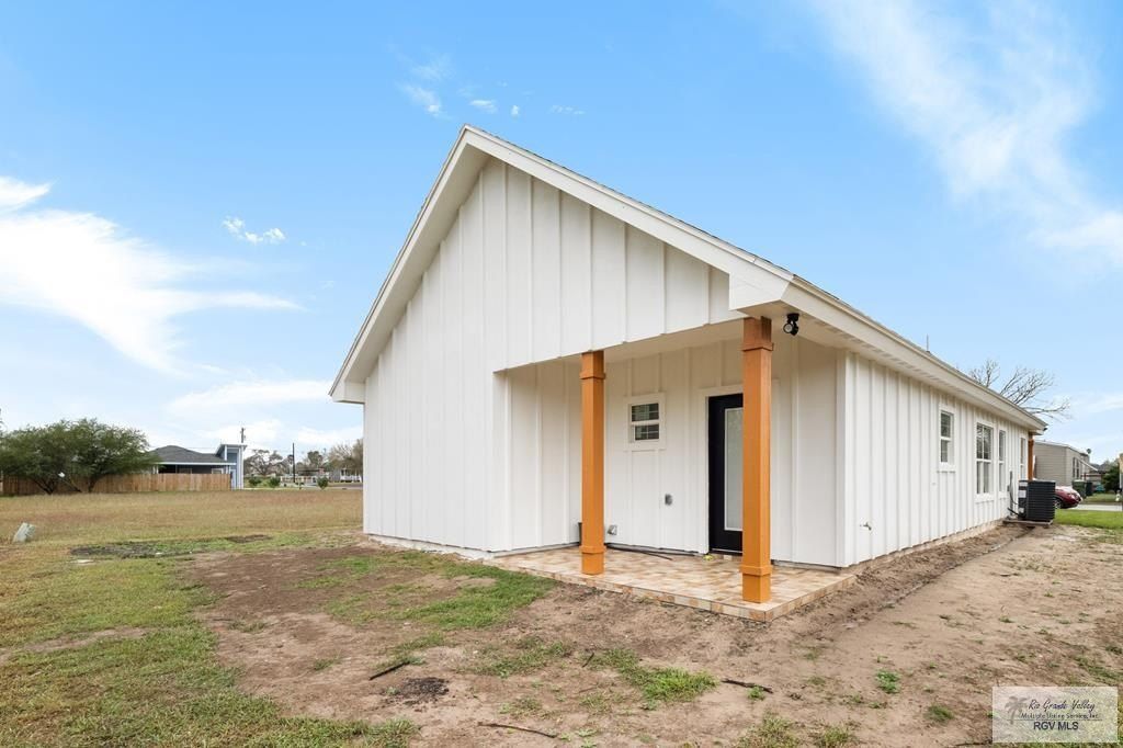 12 N Iowa. Lozano, TX 78568