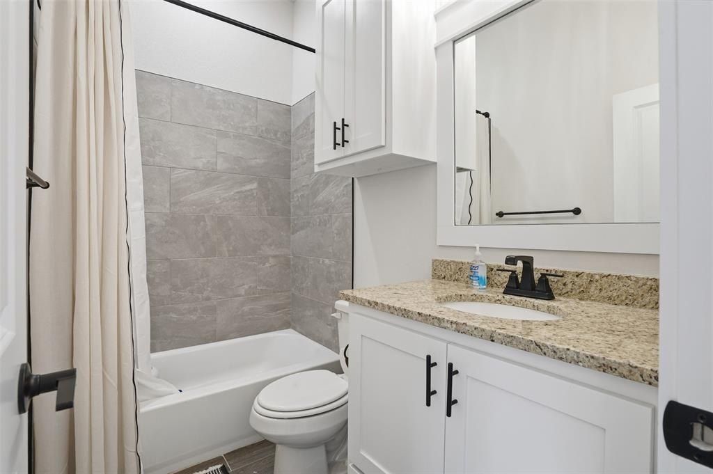 Valley Oak Court. Springtown, TX 76082