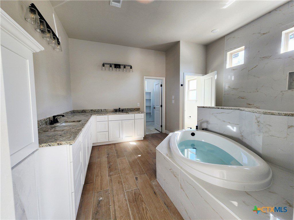 637 Bald Eagle Loop. Salado, TX 76571