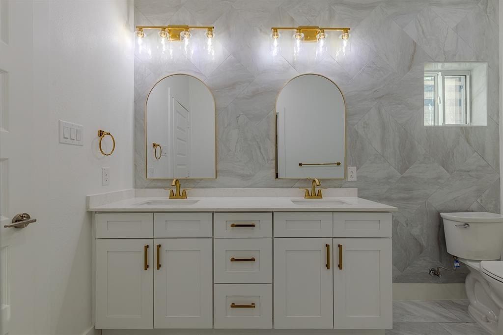 2809 Gooch Street. Dallas, TX 75241