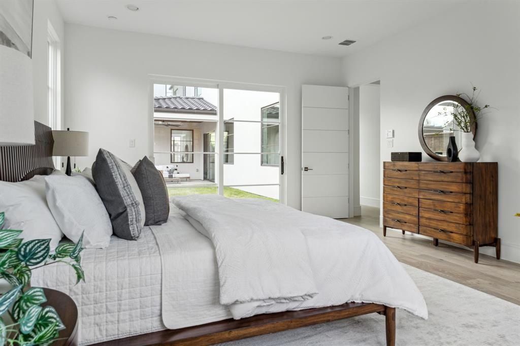 7526 Kenwell Street. Dallas, TX 75209