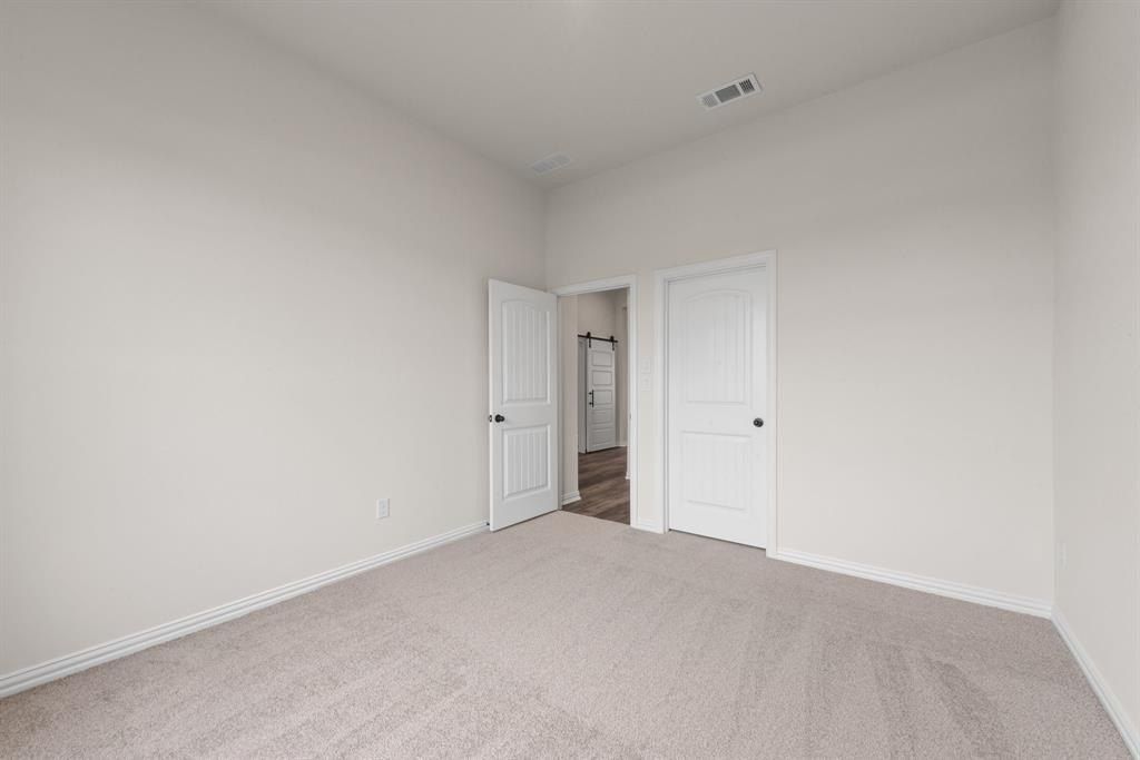 120 Roosevelt Lane. Valley View, TX 76272