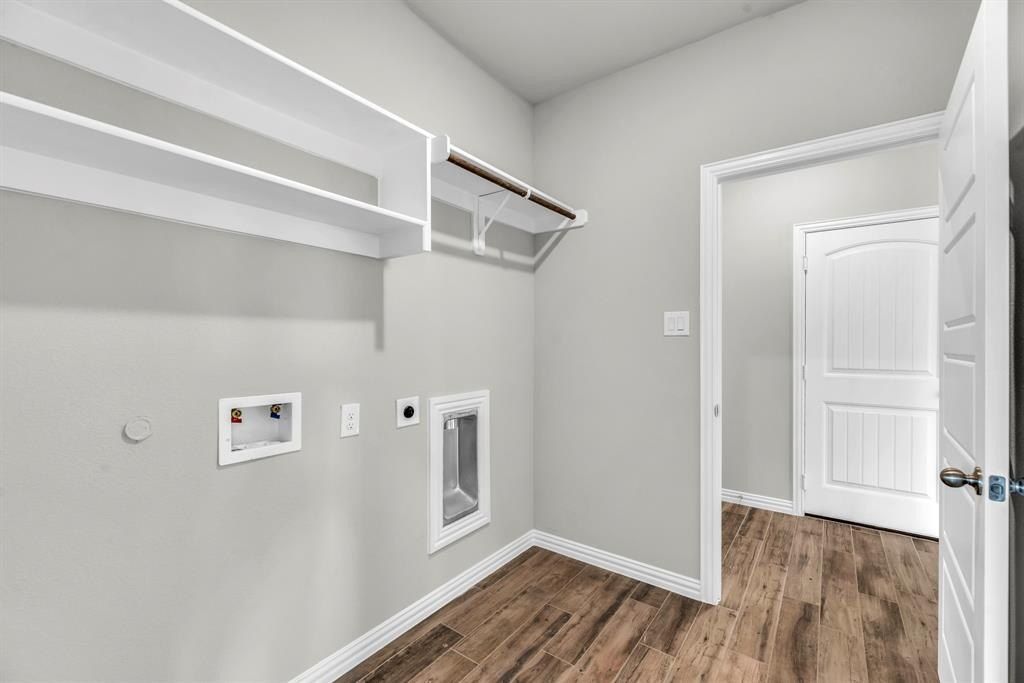 81 Yosemite Trail. Valley View, TX 76272