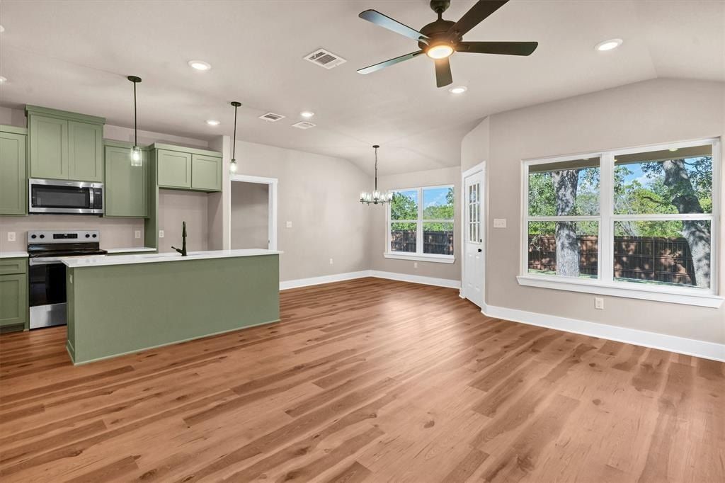 811 Branding Iron Trail. Granbury, TX 76049