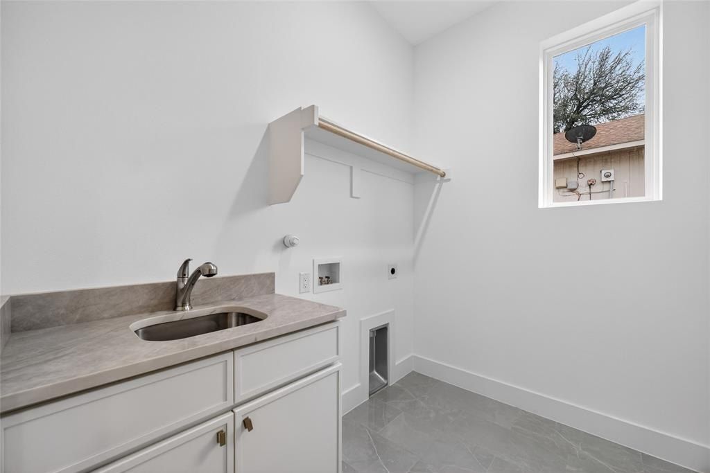 3734 Queenswood. Garland, TX 75040