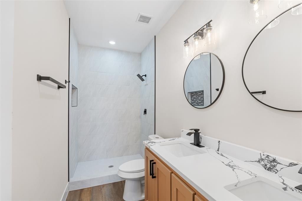 5847 Black Pine Circle. Granbury, TX 76048