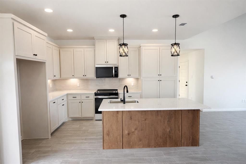 137 Zaragosa Drive. Lipan, TX 76462