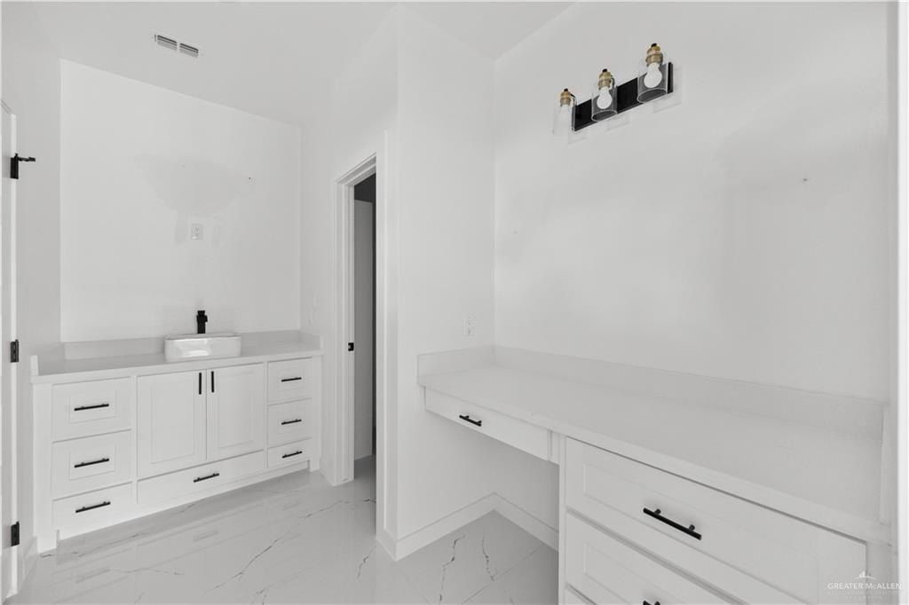 2800 N Alyna Avenue. Edinburg, TX 78541