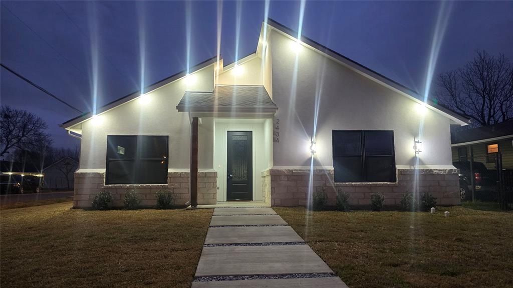 2434 Iroquois Street. Dallas, TX 75212