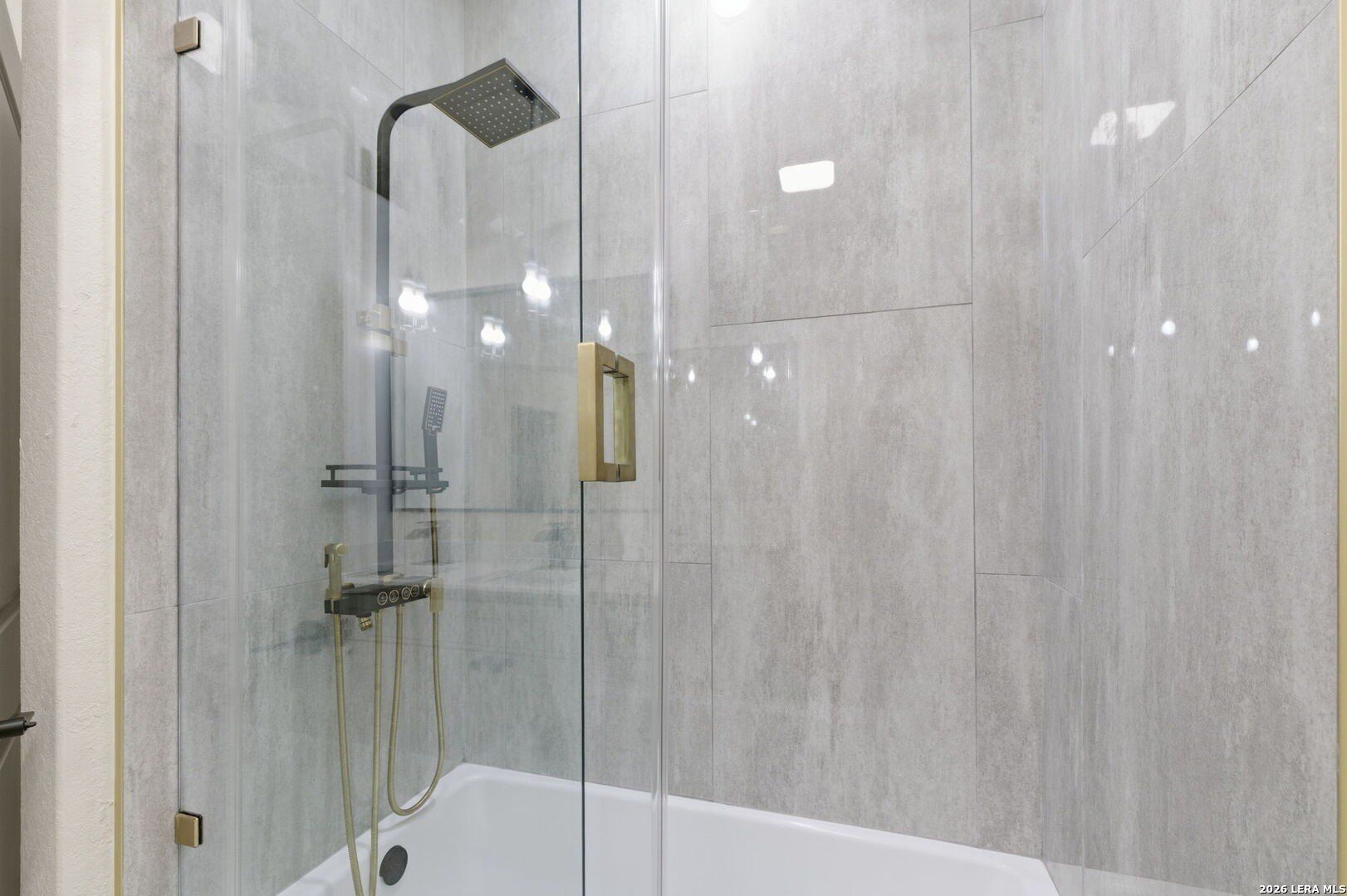 374 County Road 124. Floresville, TX 78114