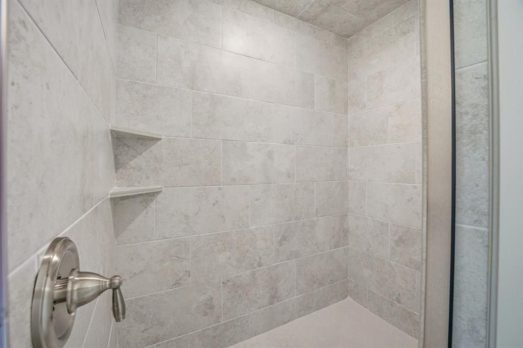 400 Sun Flower Court. Tolar, TX 76476