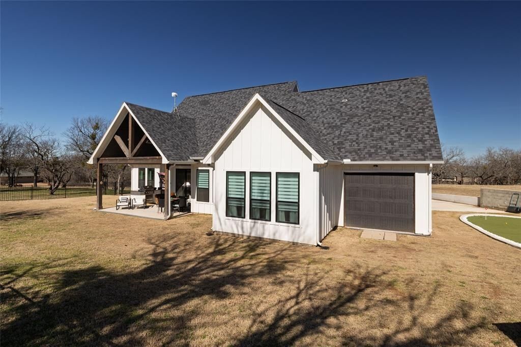 258 Motes Court. Runaway Bay, TX 76426